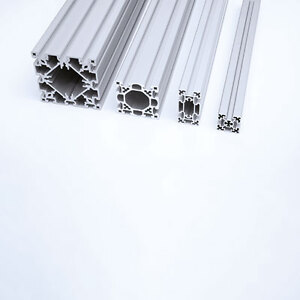 Verschiedene Formen und Querschnitte von Konstruktionsprofilen aus Aluminium 