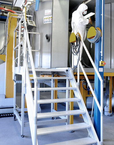 Industrietreppe mit Geländer an einer Pulverbeschichtungsanlage