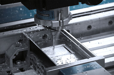 Mechanische CNC Bearbeitung von einem Aluminium Profilgehäuse