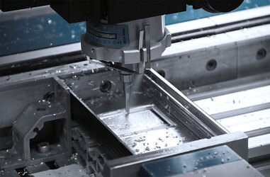 Mechanische CNC Bearbeitung Mechanische CNC Bearbeitung von einem Aluminium Profilgehäuse