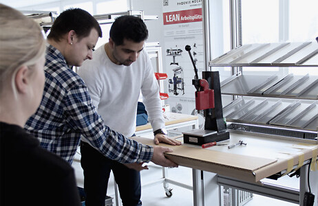 Teilnehmer erweitern einen Montagetisch mit Cardboard Engineering