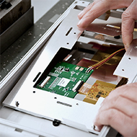 Displaymontage in einem Gehäuse