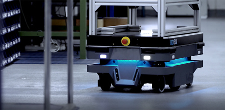 AMR Roboter transportiert ein Gestell