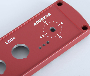 Tampondruck weiss auf rotem Aluminiumdeckel