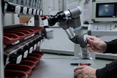 Roboter Mensch Kollaboration Cobot greift Bauteil aus einer Kiste