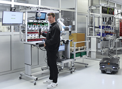 Smart Factory Assembly Arbeitsplatz mit einem Cobot und einen autonomen Transportroboter