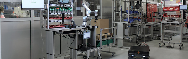 Smart Factory Assembly Arbeitsplatz mit kollaborativem Roboter, Pick by Light System und einem autonomen mobilem Transportroboter