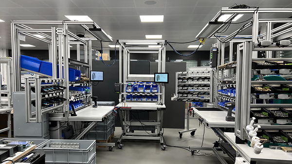 LEAN Montagelinie mit Arbeitsplätzen aus Aluminiumprofilen und Pick-by-light Werkerassistenzsystem