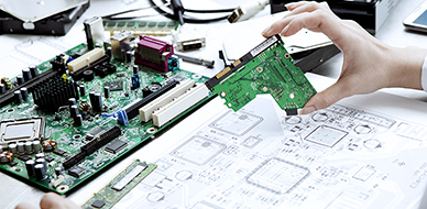 Techniker konstruiert ein Gehäuse im CAD für den Einbau einer Elektronik