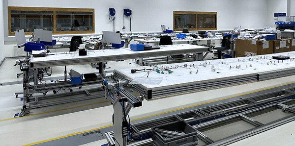 Höhenverstellbare Arbeitstische aus Aluminiumprofilen