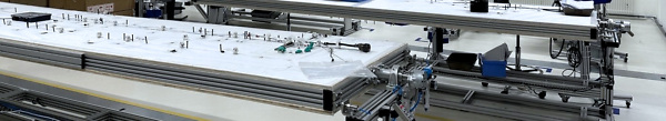 Höhenverstellbare Arbeitstische aus Aluminiumprofilen und dreh- und schwenkbarer Tischplatte