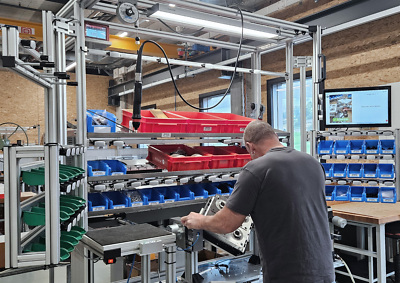 LEAN-Arbeitsplatz mit Werkerassistenzsystem und Schrauberanbindung