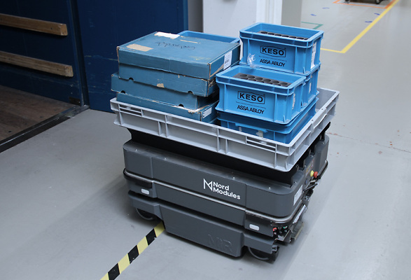 Automatisierter Materialtransport über mehrere Stockwerke mit einem mobilen Roboter