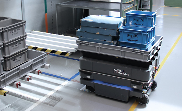 Automatisierter Materialtransport in der Produktion durch autonomen Roboter