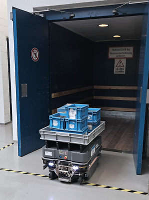 Stockwerkübergreifender automatischer Materialtransport mit MiR