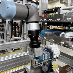 Cobot montiert Reihenklemmen auf einer Tragschiene