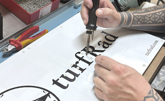LED löten von Hand auf der Sensorfrontplatte am Boxbuild-Montagearbeitsplatz
