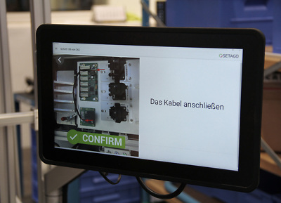 Die Digitale Arbeitsanweisung zeigt auf dem Bildschirm wie das Bauteil zu montieren ist.