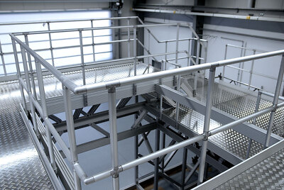 Arbeitsbühne mit Industriegeländer Hohe Arbeitsbühne mit Treppe und Geländer für eine Industrieanlage